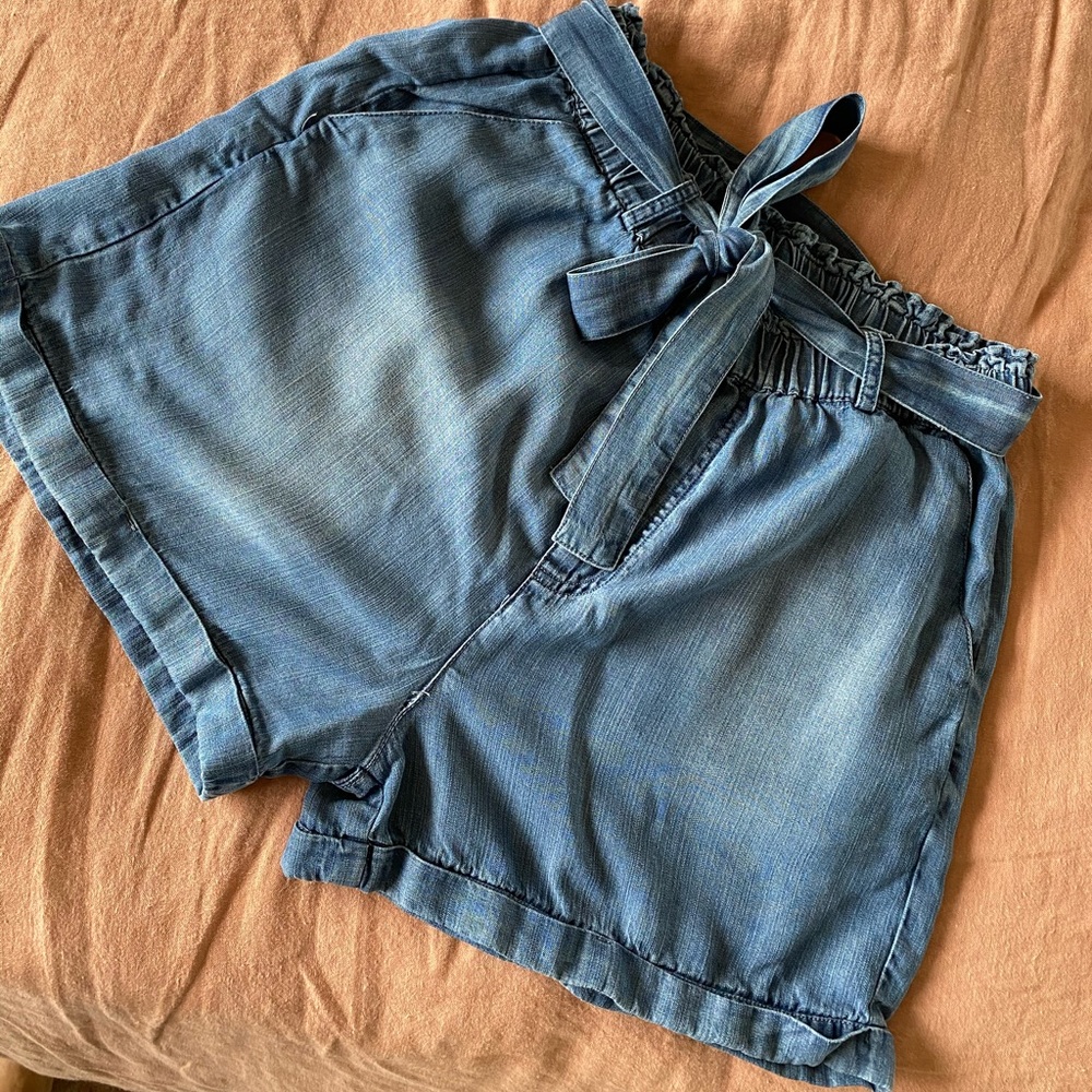 Elastic high waist with tie front baggy short.